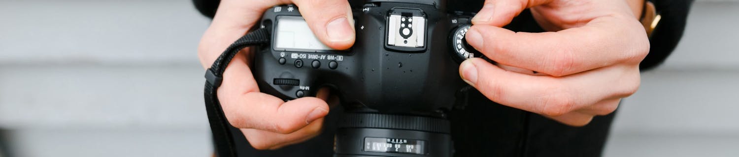 Mies säätää kameraa